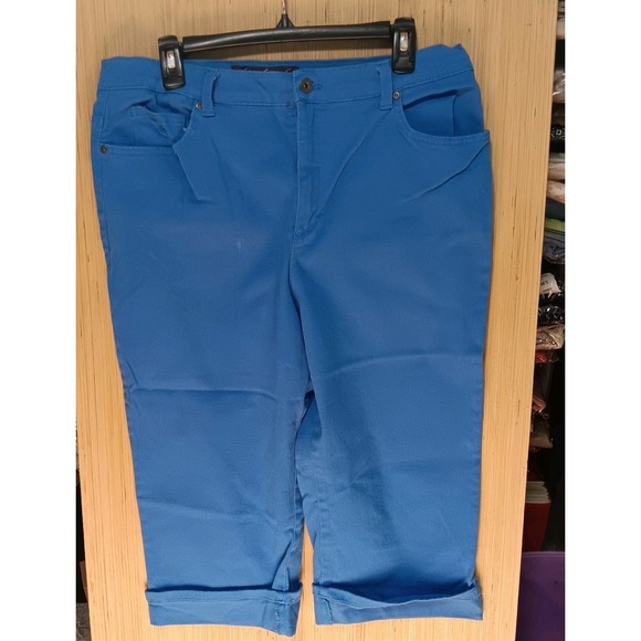 Gloria Vanderbilt Size 14  Amanda Fit Capri Powder Blue High‎ Rise Cuffed Hem - Picture 1 of 5
